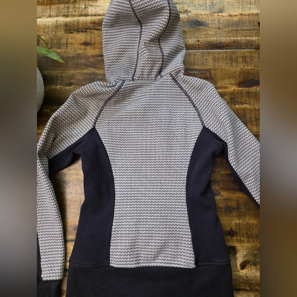 Lululemon Athletica Black and Cream Knit Fabric - Picture 8 of 8